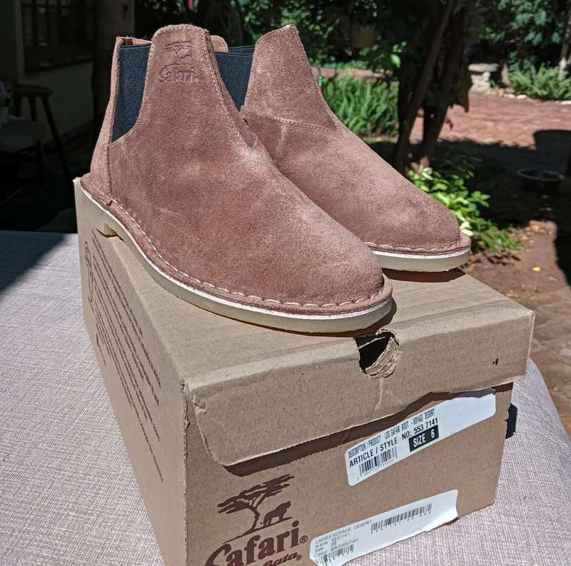 Pair of BATA Ladies Safari Voyage Chelsea Style Leather Boots Size 6 As New Boxed
