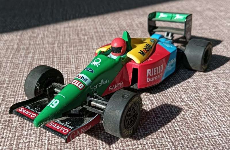 Scalextric Benetton Ford B189 F1 Slot Car 1992 Allessandro Nanini  Missing One Goodyear Tyre