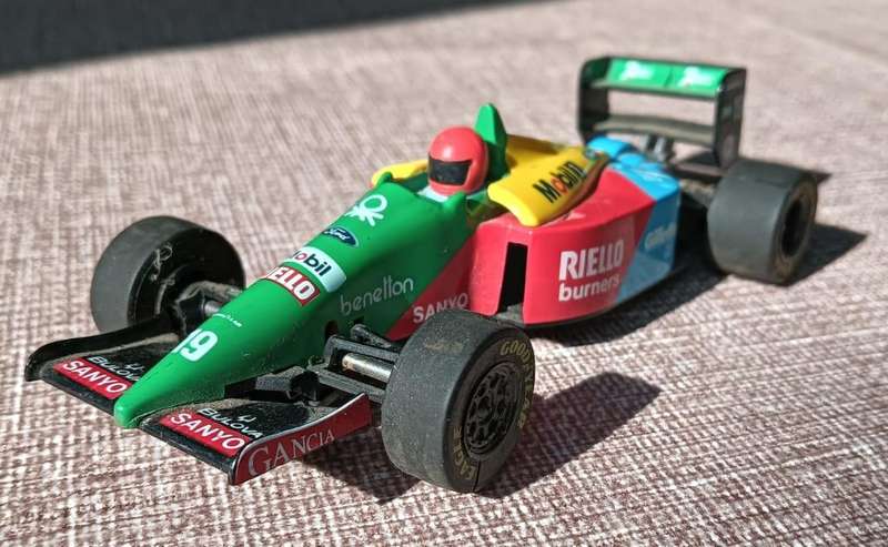 Scalextric Benetton Ford B189 F1 Slot Car 1992 Allessandro Nanini  Missing One Goodyear Tyre