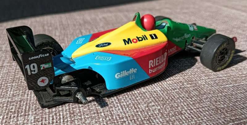 Scalextric Benetton Ford B189 F1 Slot Car 1992 Allessandro Nanini  Missing One Goodyear Tyre