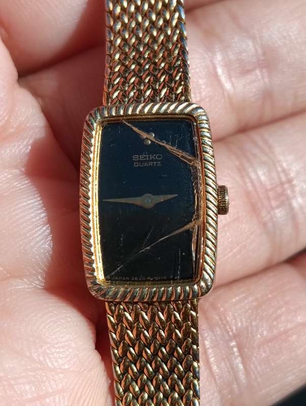 Classic Womens Seiko Quartz Watch 2E20-5060 Gold Tone with Black Face For Repair or Spares
