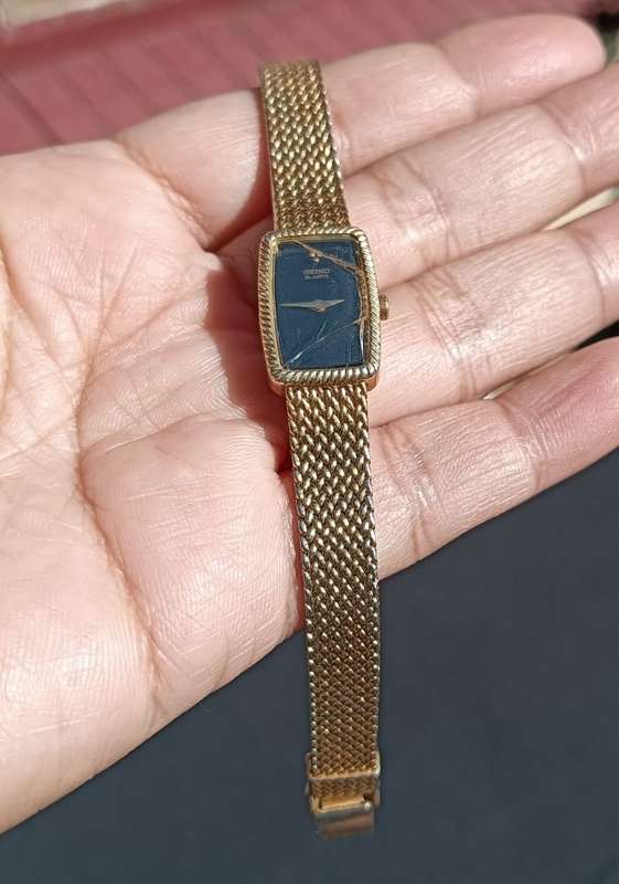 Classic Womens Seiko Quartz Watch 2E20-5060 Gold Tone with Black Face For Repair or Spares
