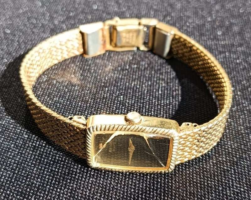 Classic Womens Seiko Quartz Watch 2E20-5060 Gold Tone with Black Face For Repair or Spares