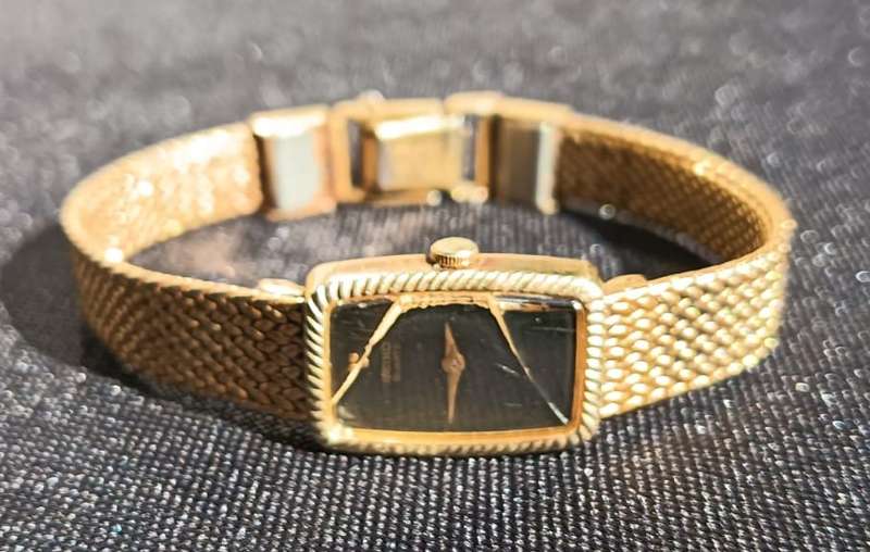 Classic Womens Seiko Quartz Watch 2E20-5060 Gold Tone with Black Face For Repair or Spares