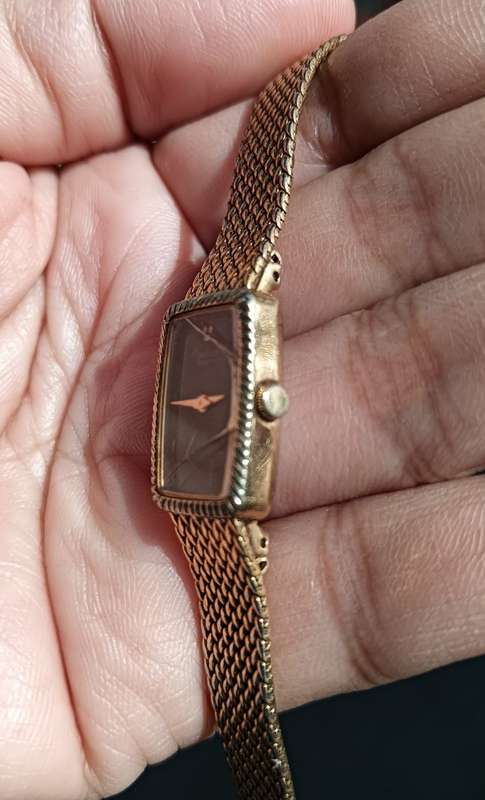 Classic Womens Seiko Quartz Watch 2E20-5060 Gold Tone with Black Face For Repair or Spares