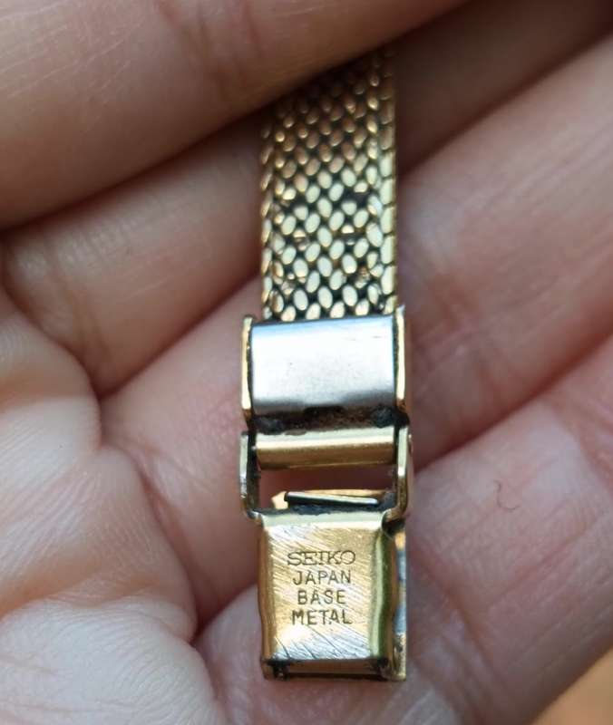 Classic Womens Seiko Quartz Watch 2E20-5060 Gold Tone with Black Face For Repair or Spares
