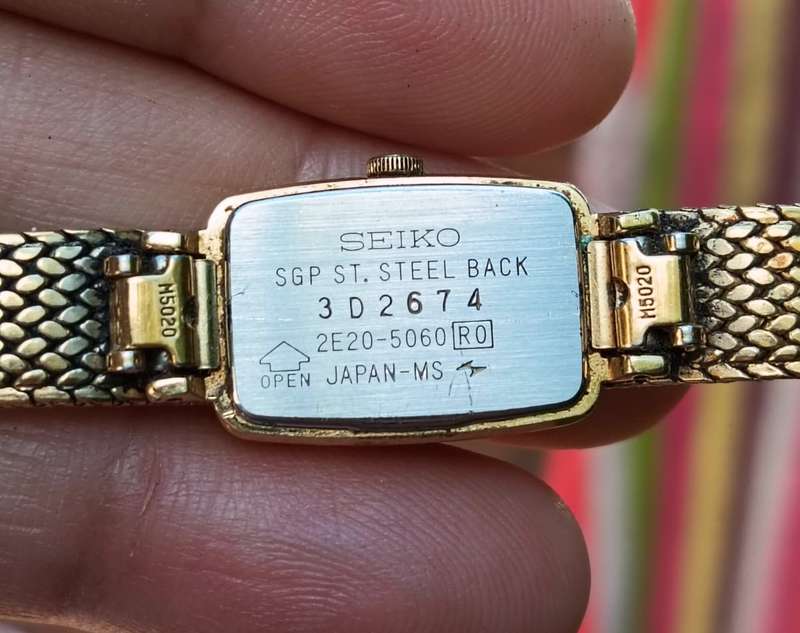 Classic Womens Seiko Quartz Watch 2E20-5060 Gold Tone with Black Face For Repair or Spares