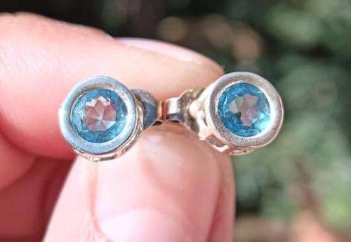 Circle Round Pair of Sterling Silver and Blue Rhinestone Stud Earrings 1.4g