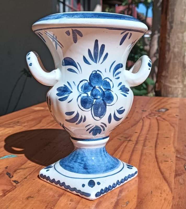 De Delftse Pauw (The Delft Peacock: 1954-2020) Two Handled Classical Greek Type Vase 15cm High