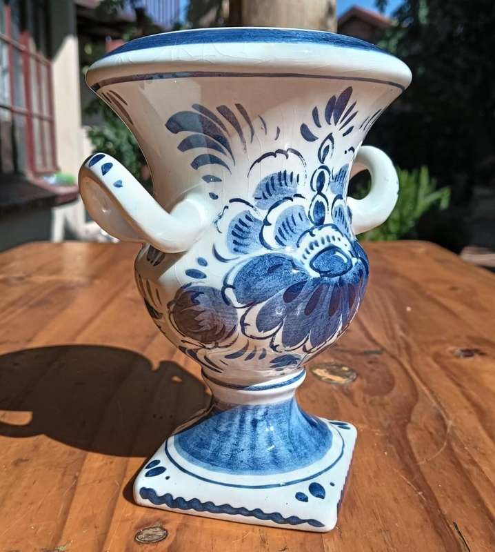 De Delftse Pauw (The Delft Peacock: 1954-2020) Two Handled Classical Greek Type Vase 15cm High