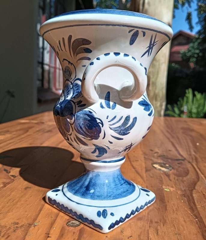 De Delftse Pauw (The Delft Peacock: 1954-2020) Two Handled Classical Greek Type Vase 15cm High
