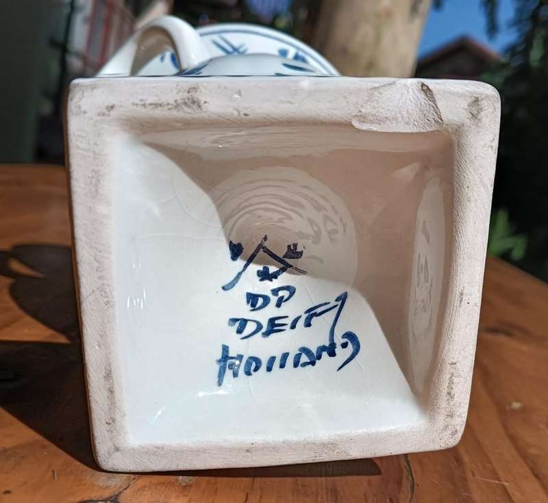 De Delftse Pauw (The Delft Peacock: 1954-2020) Two Handled Classical Greek Type Vase 15cm High