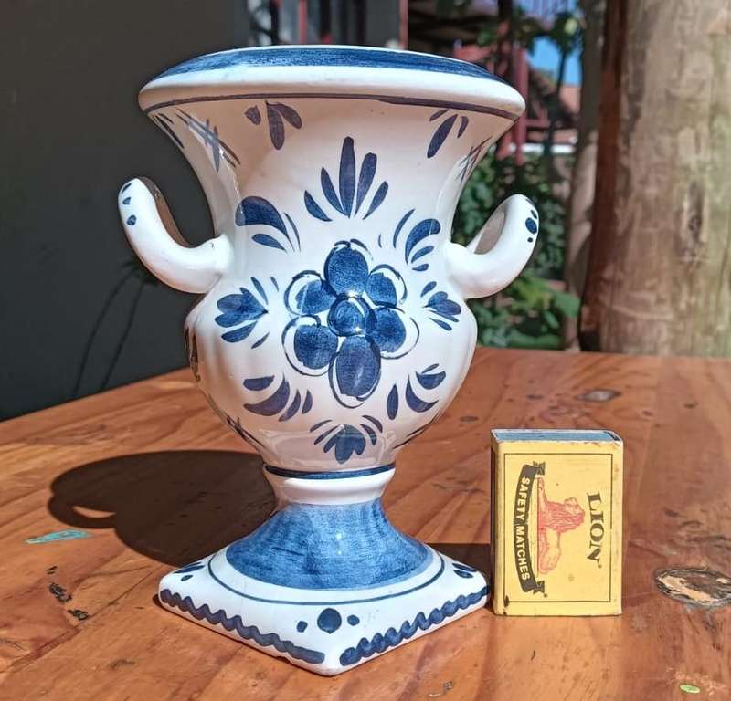 De Delftse Pauw (The Delft Peacock: 1954-2020) Two Handled Classical Greek Type Vase 15cm High