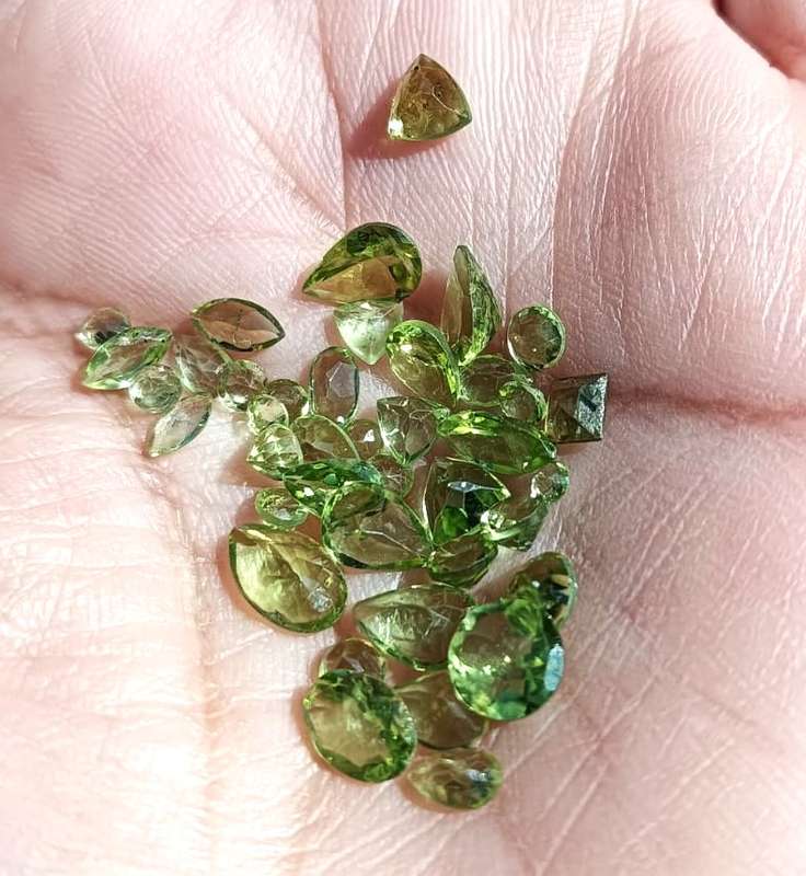 AROUND 40 YELLOW GREEN TITANITE / SPHENE GEMSTONES - VARIOUS CUTS AND SIZES - ONE BID FOR ALL!