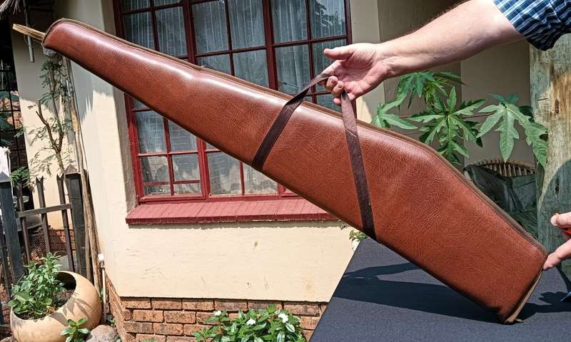 Brown 50" (125cm) Rifle Bag In Good Condition Faux Leather  with sturdy YKK Japanese Zipper