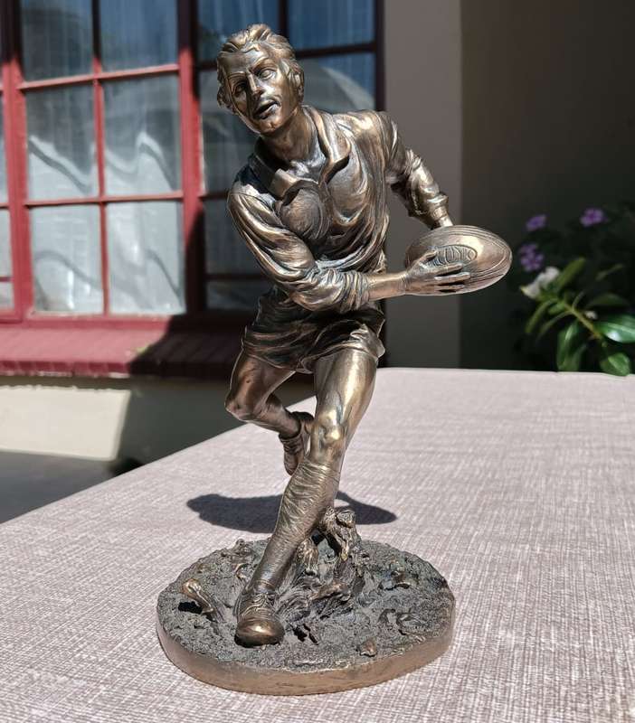 Magnificent Cold Cast Bronze 2001 Veronese Rugby Player Statue 20cm High
