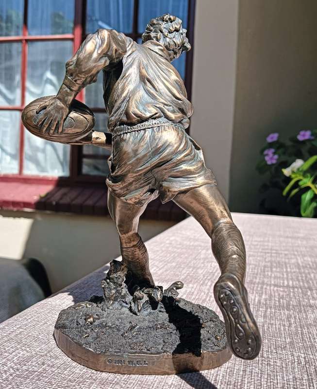 Magnificent Cold Cast Bronze 2001 Veronese Rugby Player Statue 20cm High