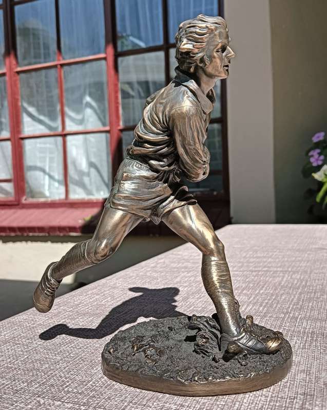 Magnificent Cold Cast Bronze 2001 Veronese Rugby Player Statue 20cm High