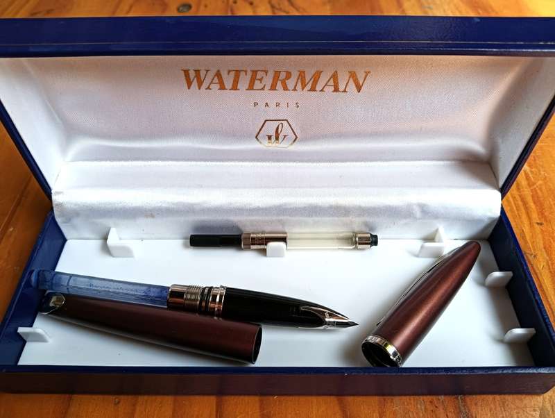 Waterman Carene Fountain Pen - 18K Gold Nib - Burgundy Maroon Lacquer Barrel - Converter Included