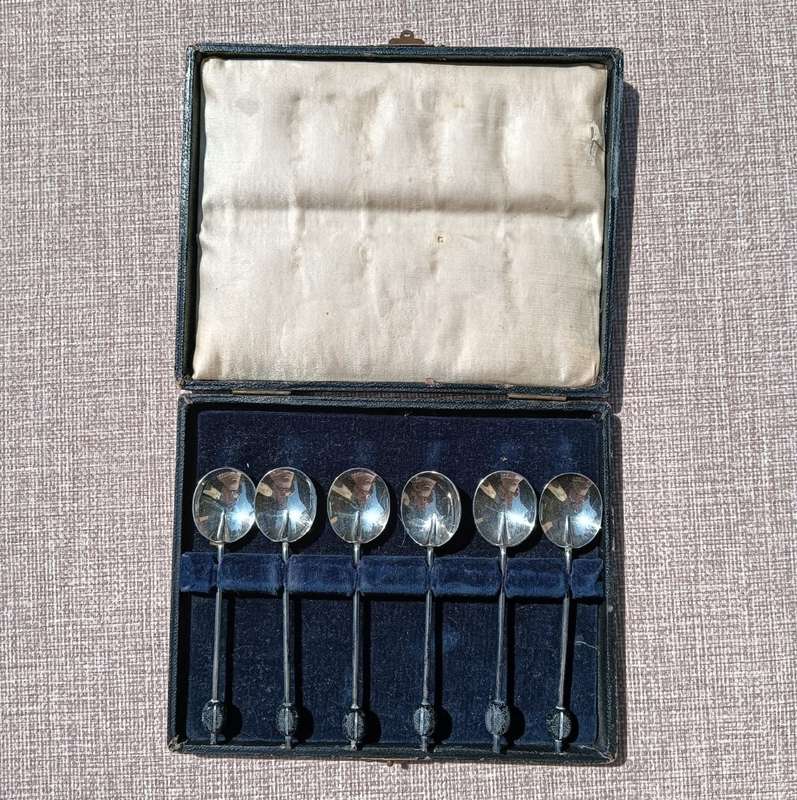 Interesting Yeoman Silverplate Coffee Bean Sugar Spoon Set