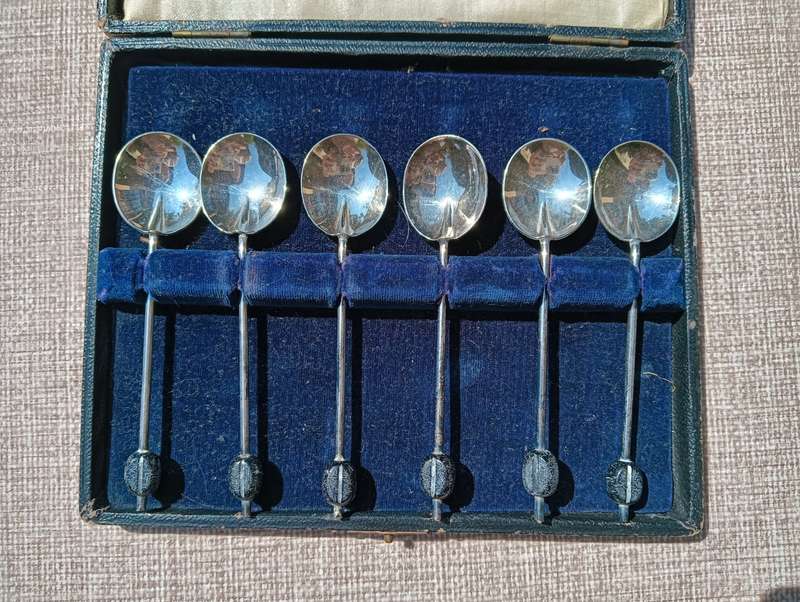 Interesting Yeoman Silverplate Coffee Bean Sugar Spoon Set