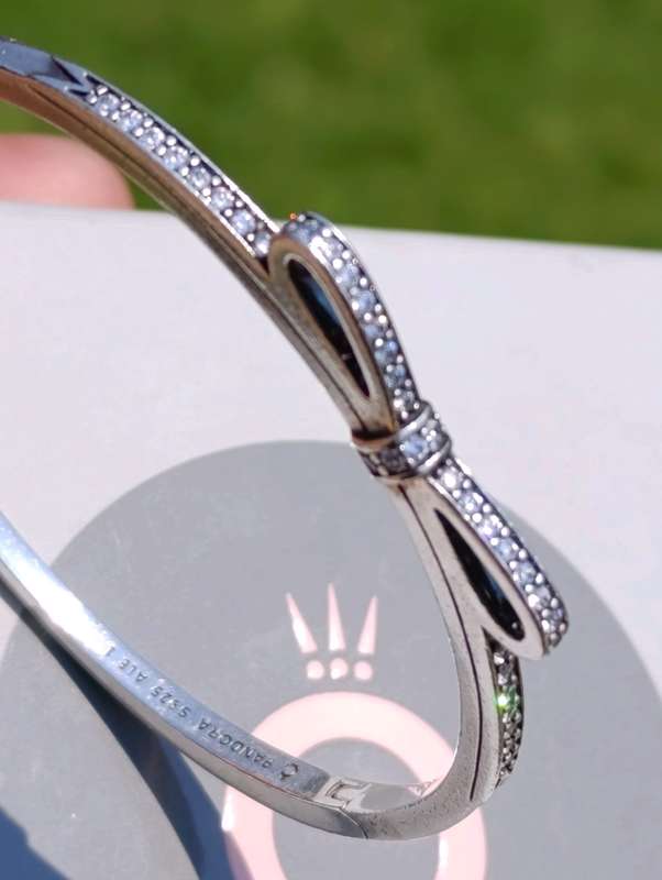 Pandora Sparkling Bow Bangle