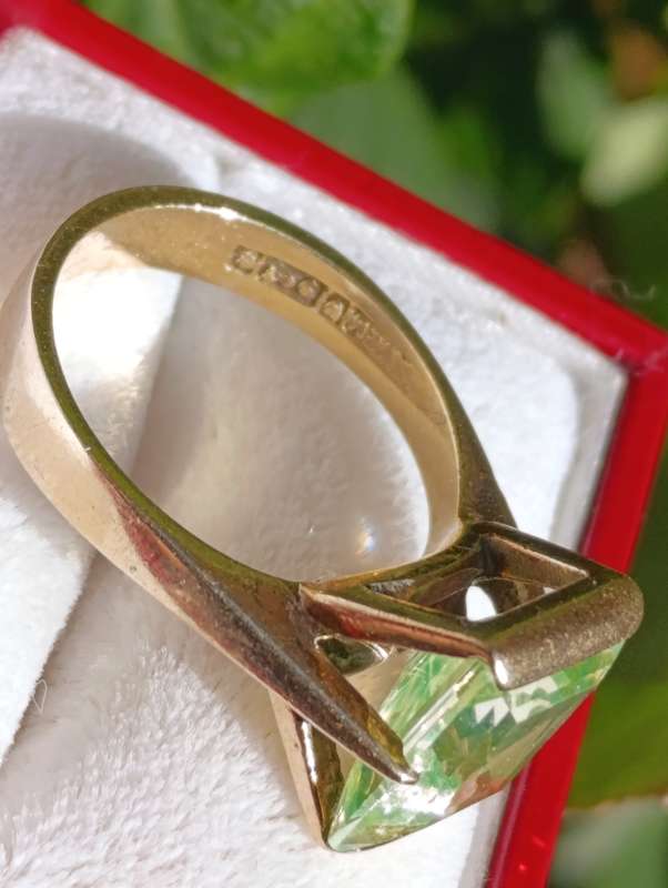 Estate 9ct Hallmarked Peridot Ring