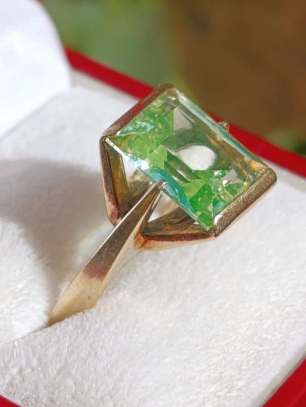 Estate 9ct Hallmarked Peridot Ring