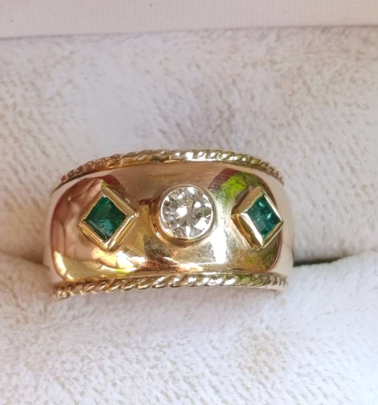 Estate Diamond Emerald 9ct Ring