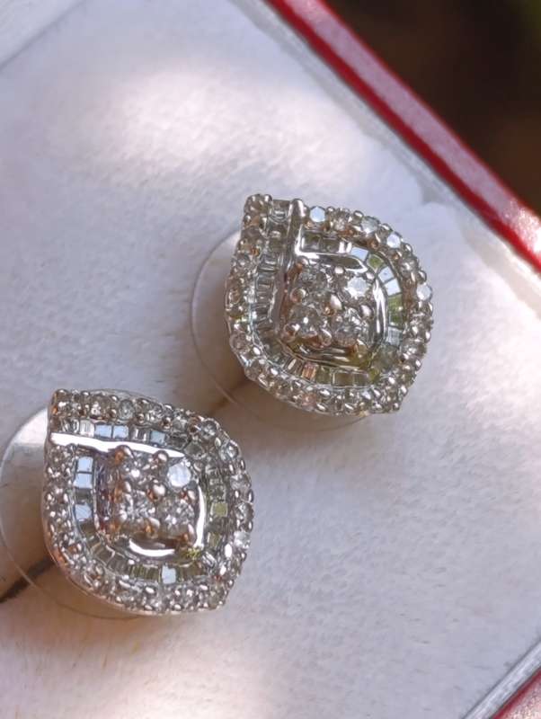Estate Find 18ct Diamond Earrings