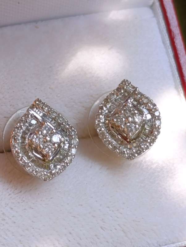 Estate Find 18ct Diamond Earrings