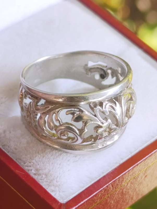 Sterling Vintage Floral Cutwork Ring