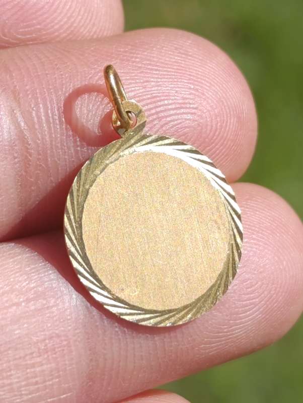 9ct Gold Vintage Engraving Pendant