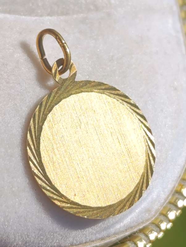 9ct Gold Vintage Engraving Pendant