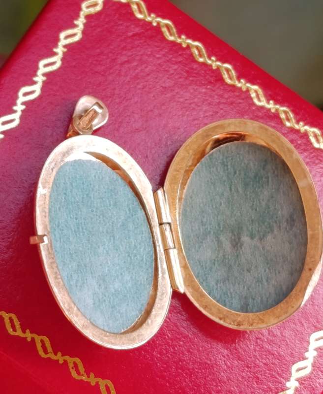 9ct Gold Vintage Floral Cutwork Locket