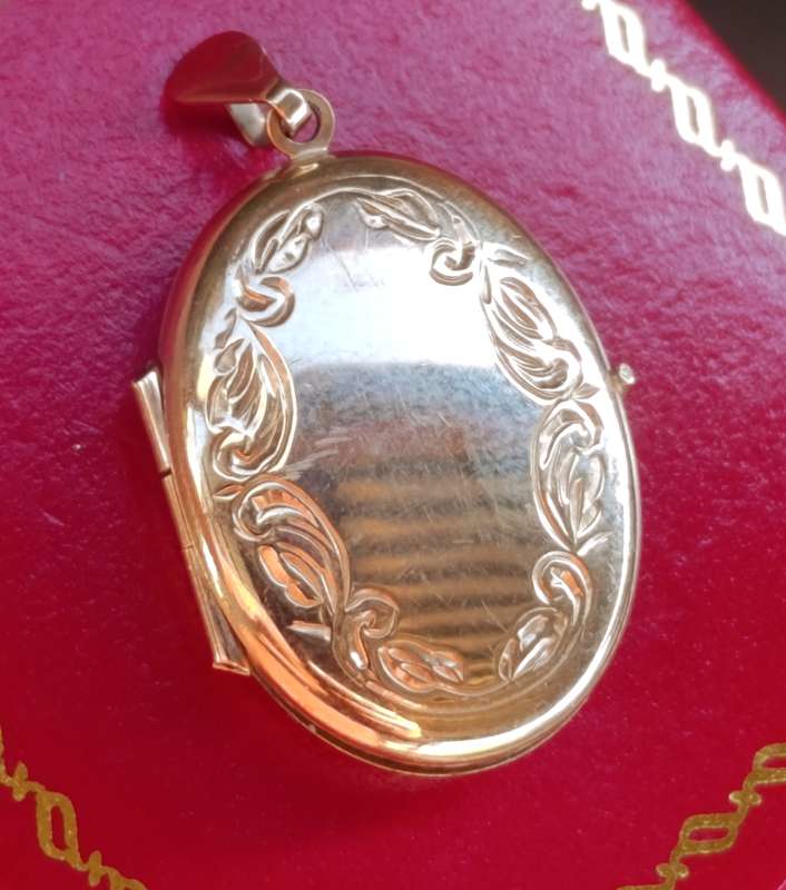 9ct Gold Vintage Floral Cutwork Locket