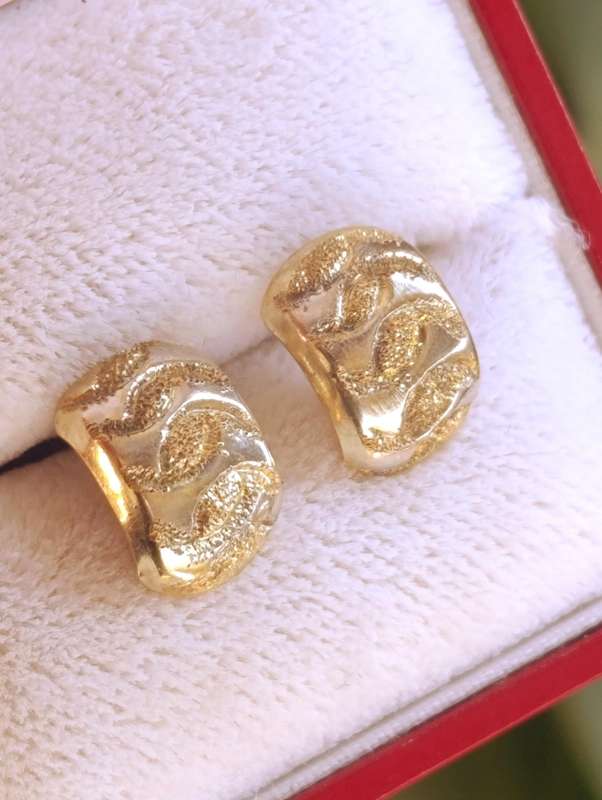 9ct Gold Curved Cutwork Earrings