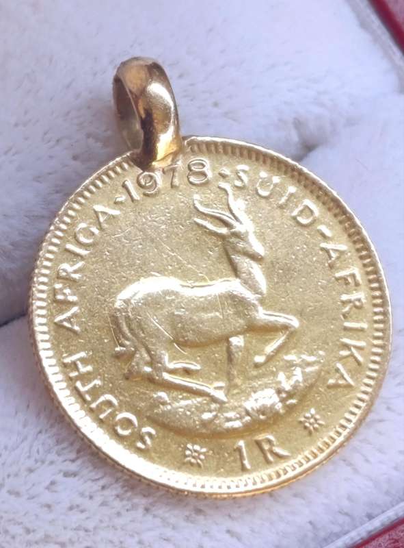 22ct Gold R1 Coin Pendant
