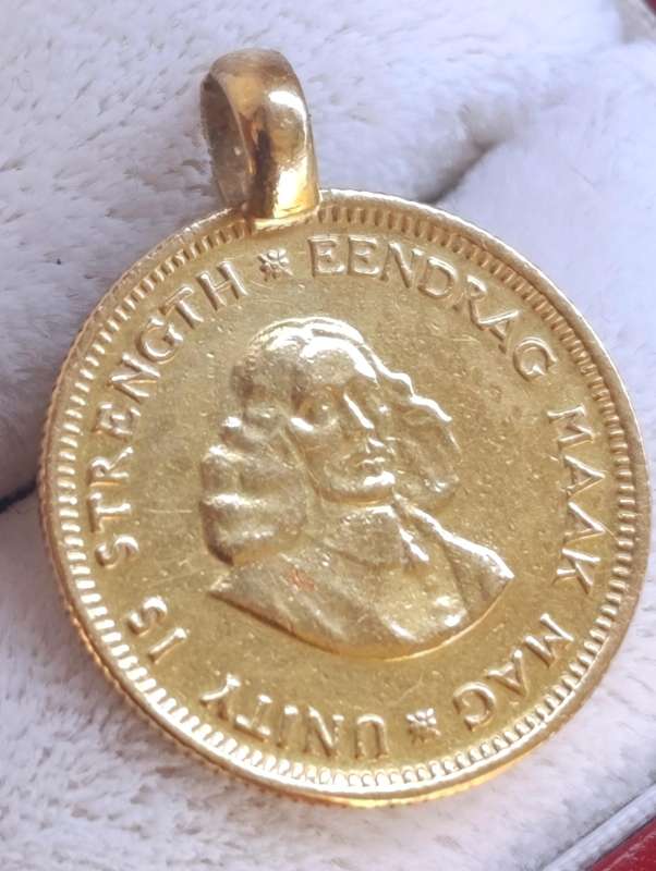 22ct Gold R1 Coin Pendant