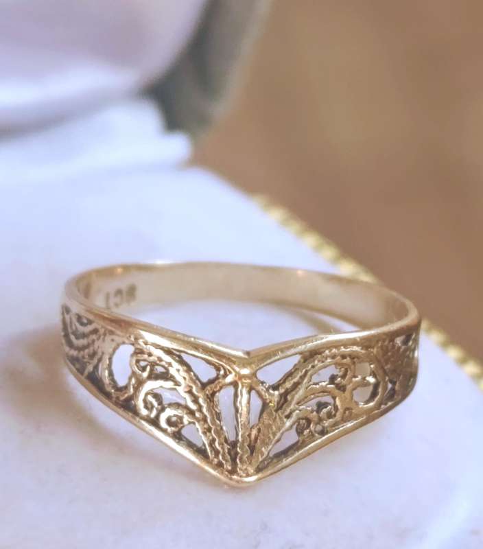 9ct Gold Floral Wishbone Ring