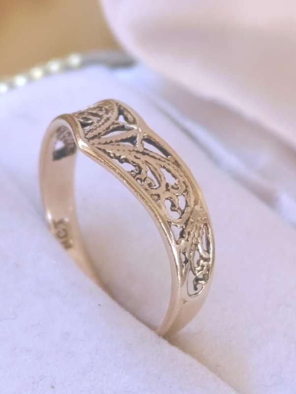 9ct Gold Floral Wishbone Ring