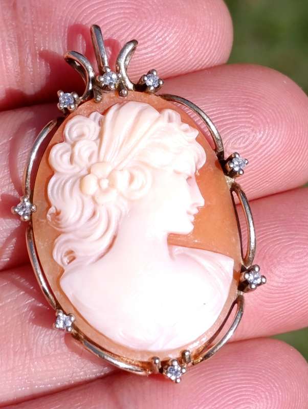 9ct Gold Vintage Studded Cameo Pendant