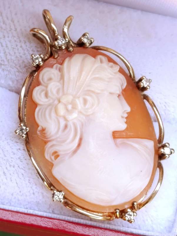 9ct Gold Vintage Studded Cameo Pendant