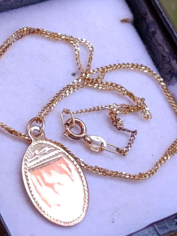 9ct Gold Pendant and Chain Set