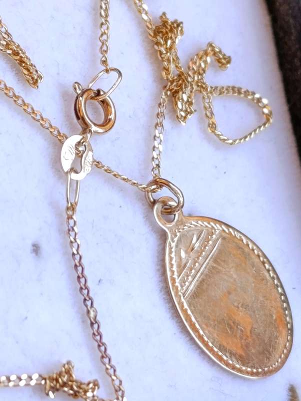 9ct Gold Pendant and Chain Set