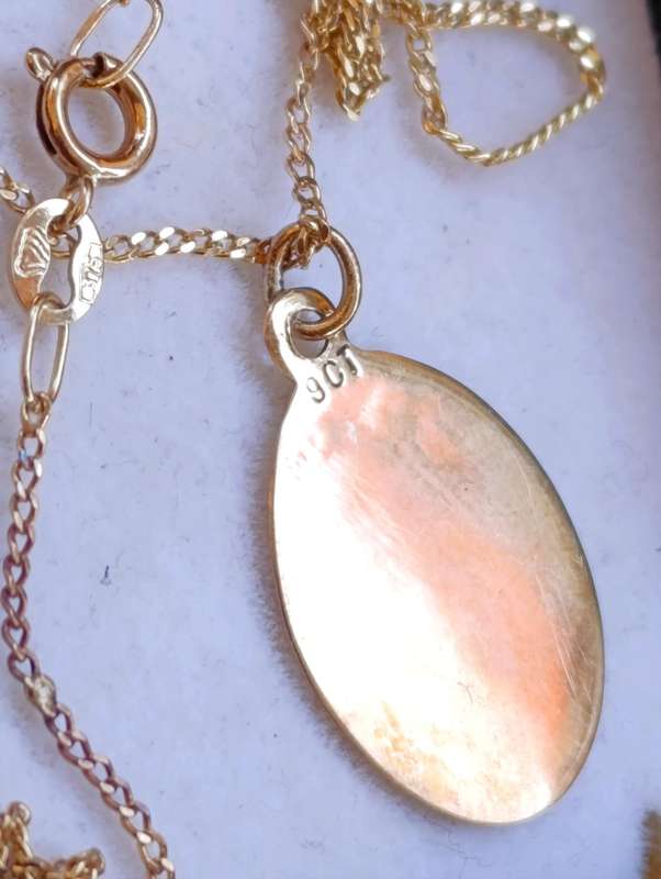9ct Gold Pendant and Chain Set
