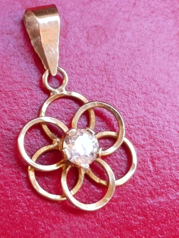 9ct Gold Flower Design Vintage Pendant