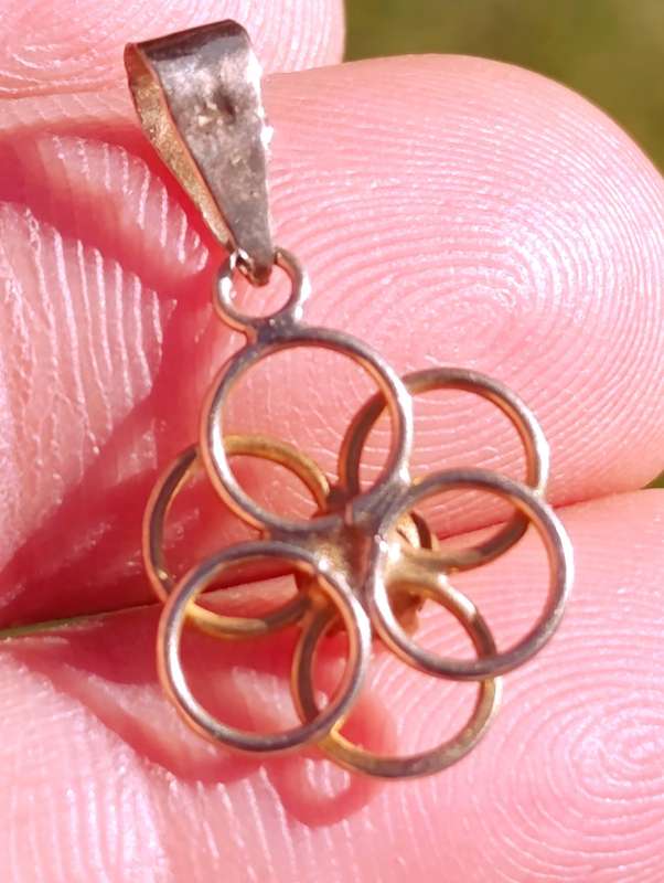 9ct Gold Flower Design Vintage Pendant
