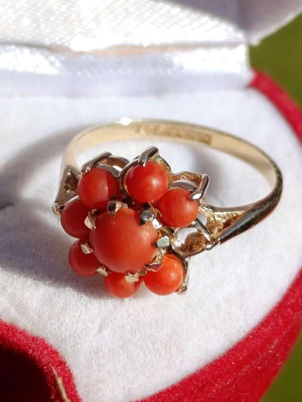 Estate 9ct Coral Vintage Flower ring