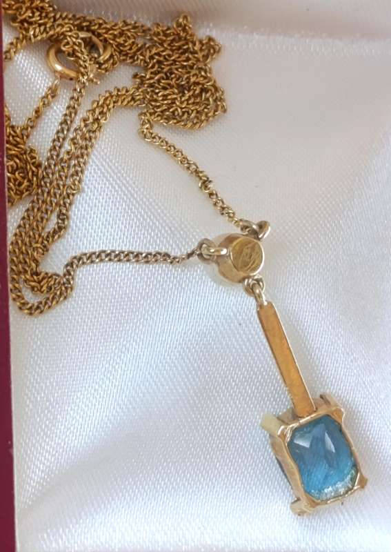 Vintage 9ct Gold Hanging Necklace Set